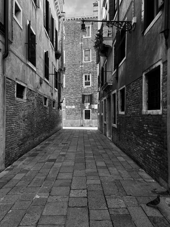 calli deserte e silenziose