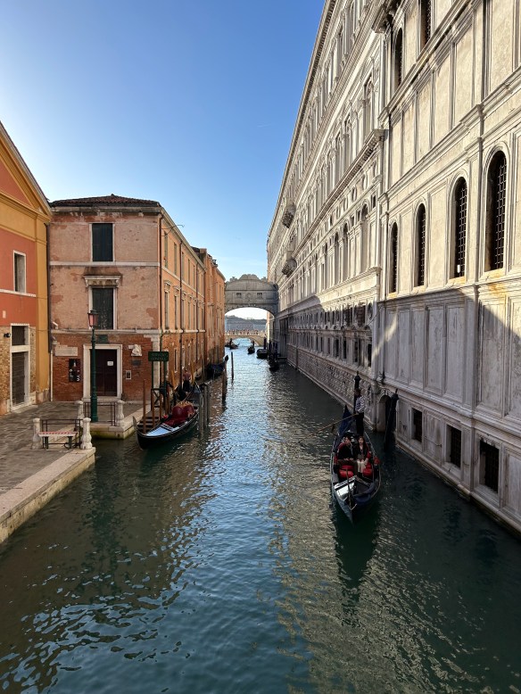 6. Ponte de la Canonica (vista sul Ponte dei Sospiri) Vista privilegiata sul Ponte dei Sospiri, trasformato in sospiri d'emozione invece che di prigionia. Iconico, romantico e con un’aura affascinantissima.