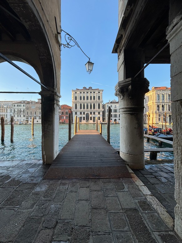 8. Pontile di Calle del Traghetto (Cannaregio) Riflessi perfetti sul canale, gondole che passano lente, atmosfera autentica e tranquilla. Romantico, dolce e sereno, molto fotogenico.