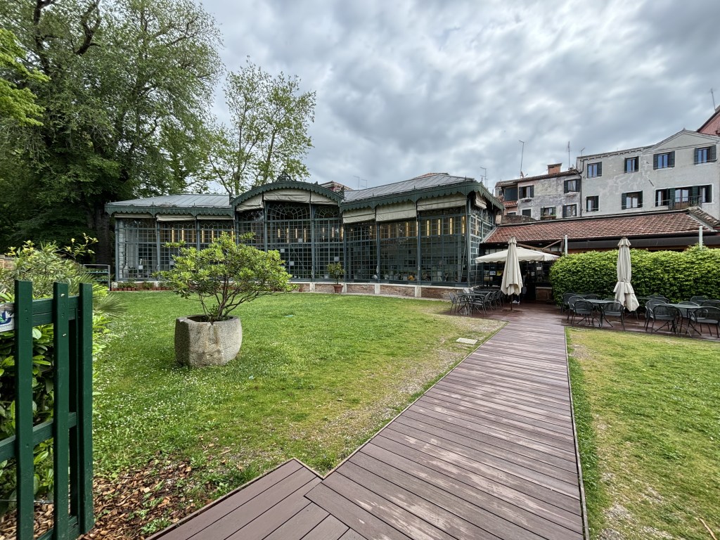 vista esterna dall'ingresso del caffè della serra dei giardini di venezia