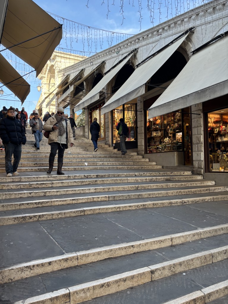 il ponte di rialto sul versante che guarda al sestiere di san marco e a campo san bortolomio
