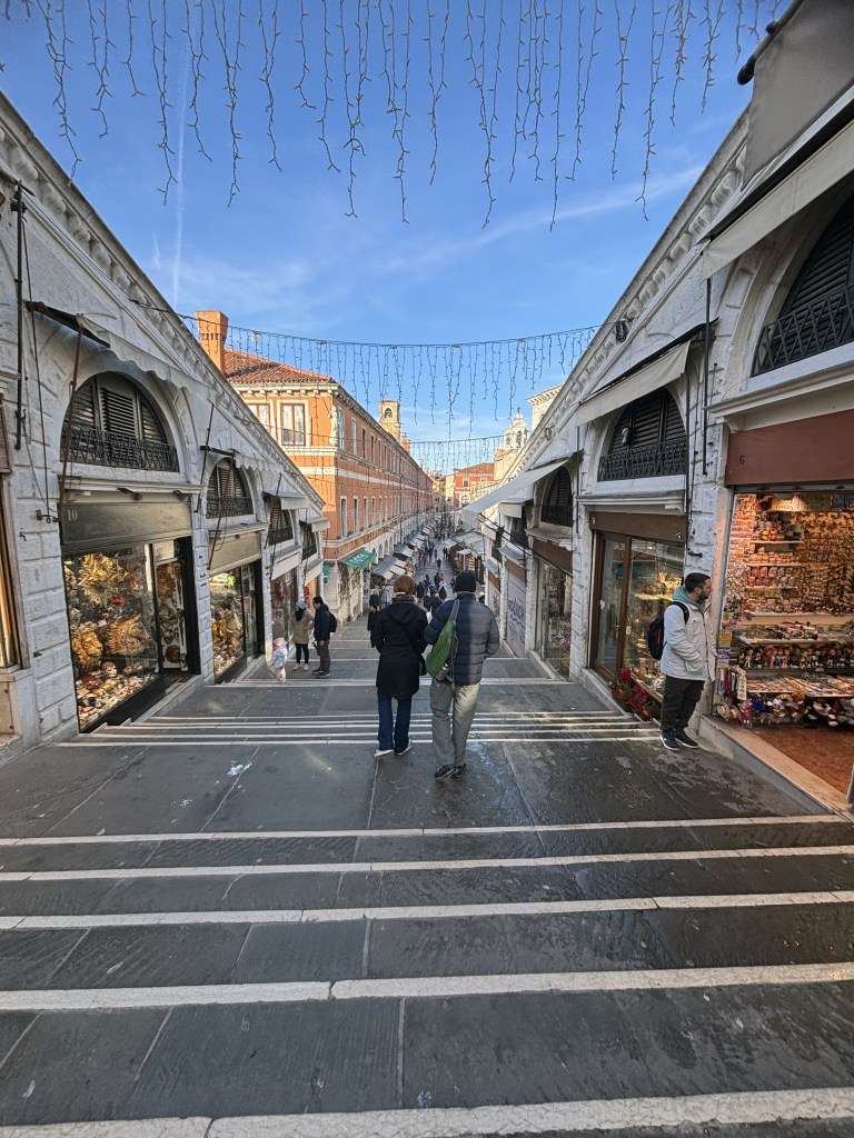 il ponte di rialto sul versante che guarda al sestiere di san polo ed al mercato di rialto