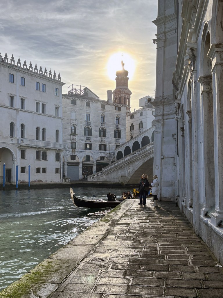 uno scorcio che regala una emozionante vista del ponte dal basso, quasi incastonato tra i palazzi.