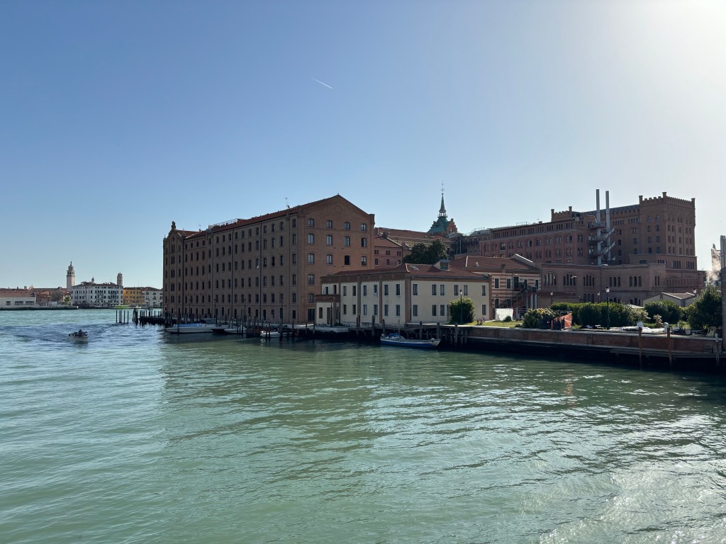 la Giudecca e il Molino Stucky visti dal ponte che la collega a Sacca Fisola