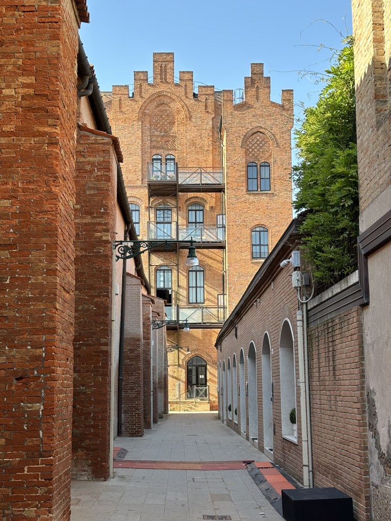 l'ex edificio del birrificio dreher con le sue merlature
