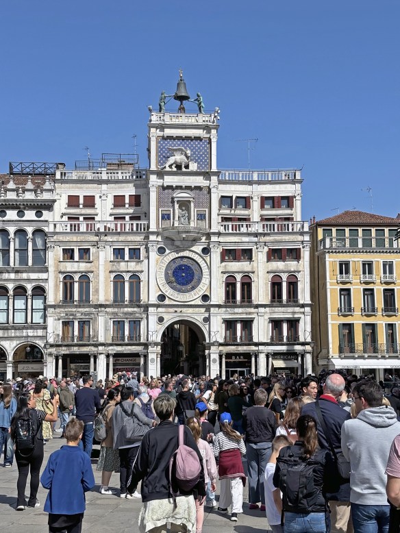 Piazza San Marco affollata, il simbolo del "palcoscenico invaso" dove i veneziani spariscono nel mare di turisti.
