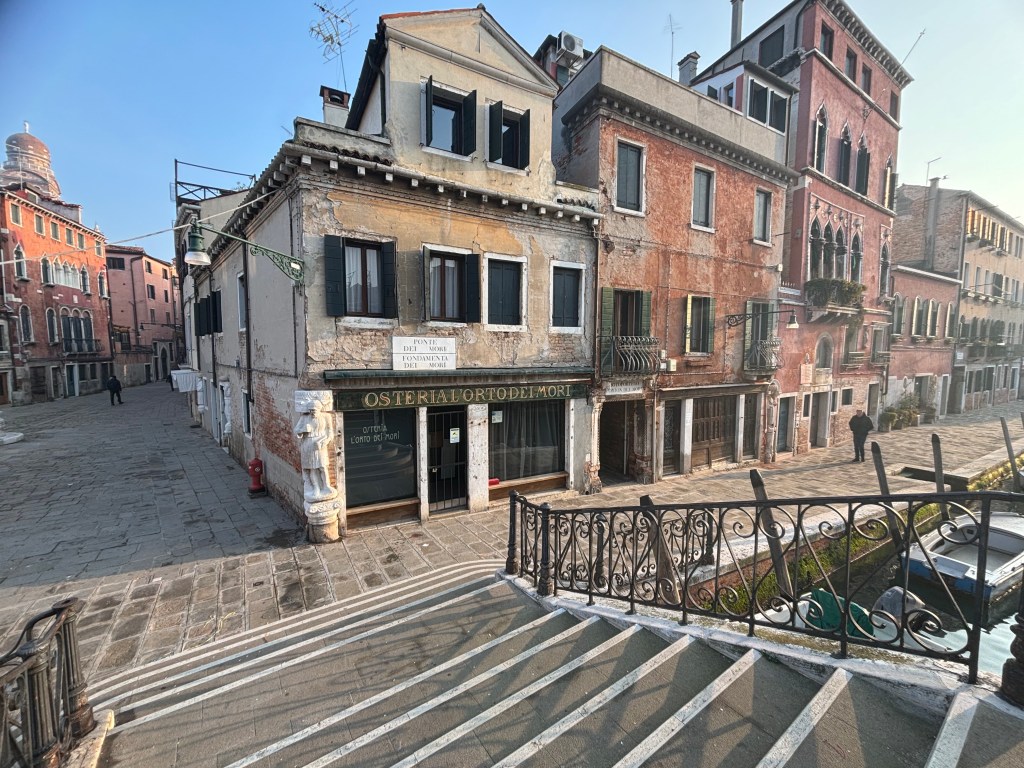 La vista che, dal Ponte dei Mori, ci fa intravedere l'osteria e il campo omonimo
