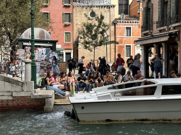 turisti che si cibano assediando una riva