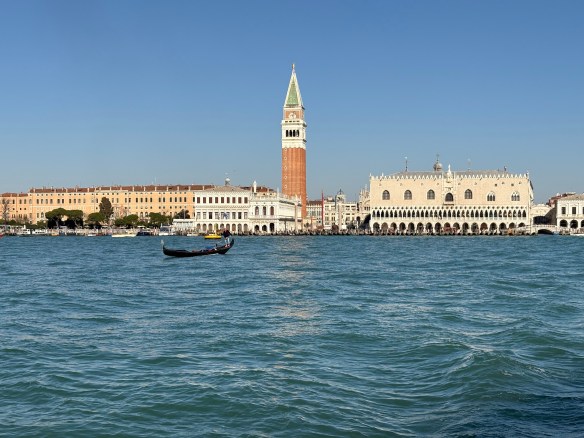 una gondola davanti a piazza san marco