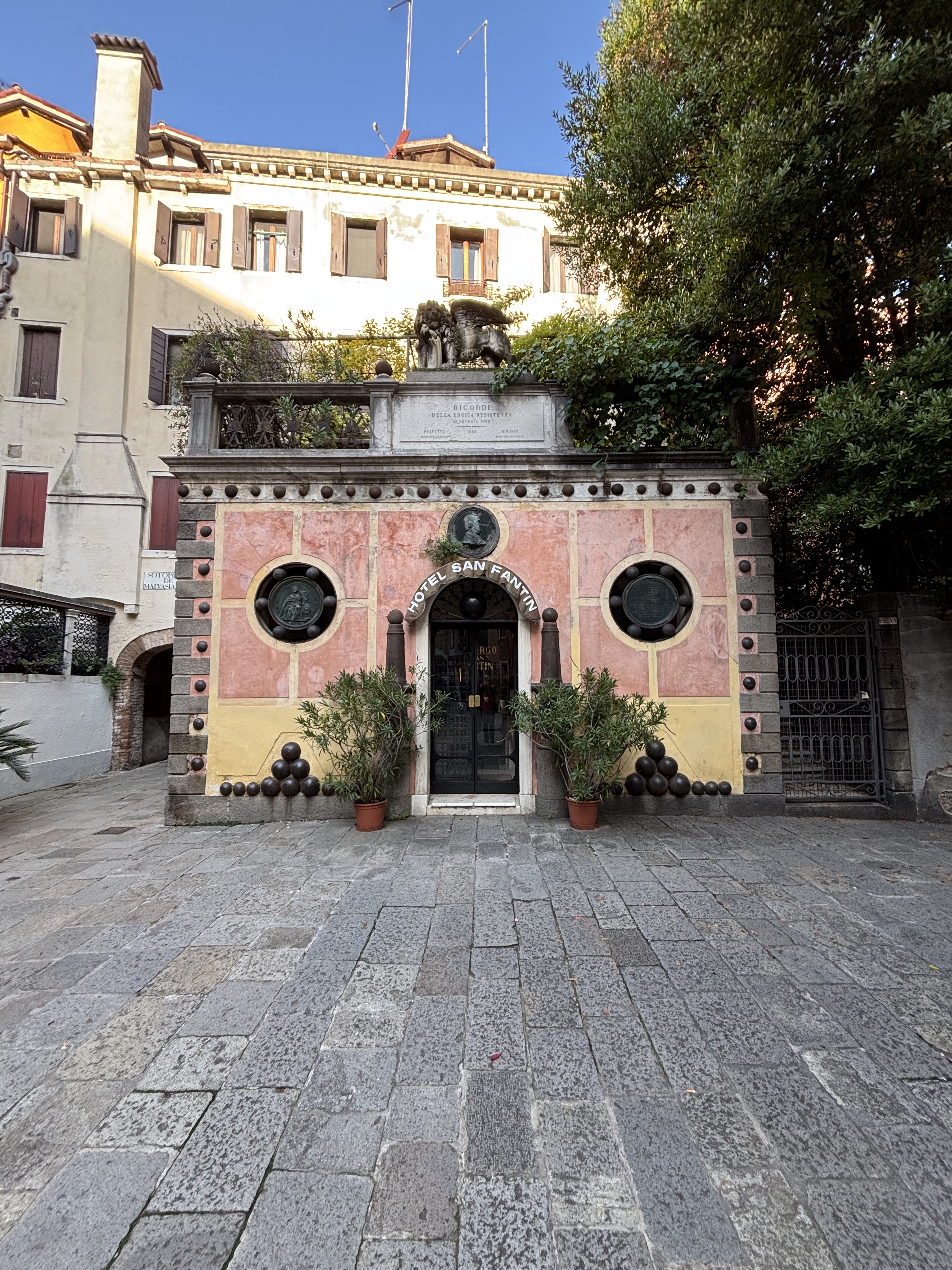 I Segreti di Venezia: Hotel San Fantin, il memoriale delle palle di cannone e dell'eroica resistenza veneziana - Sestiere di San Marco