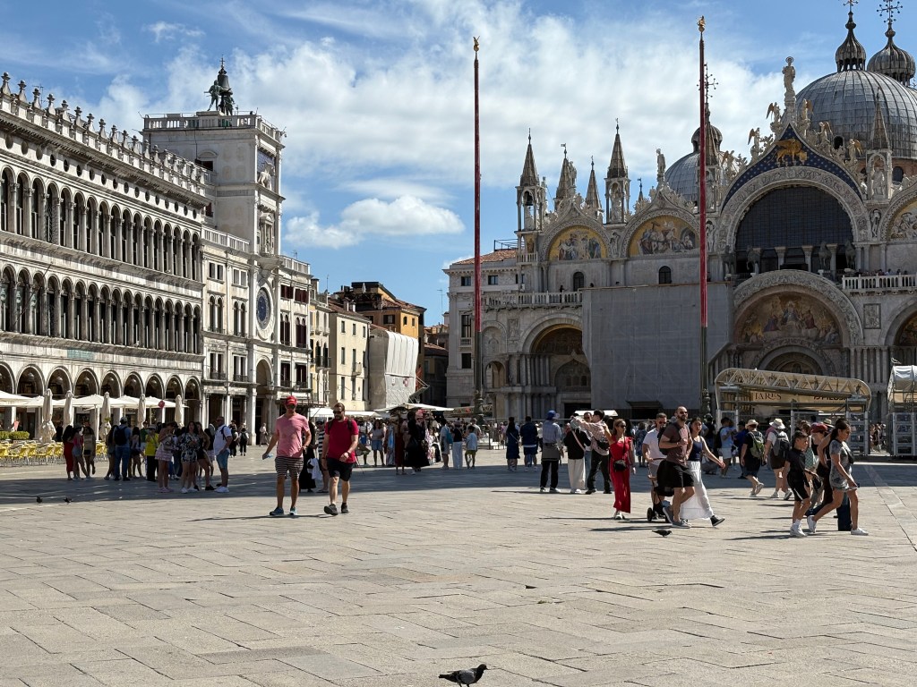 Ancora oggi le bancarelle di souvenir pare rincorrano l'ombra del campanile