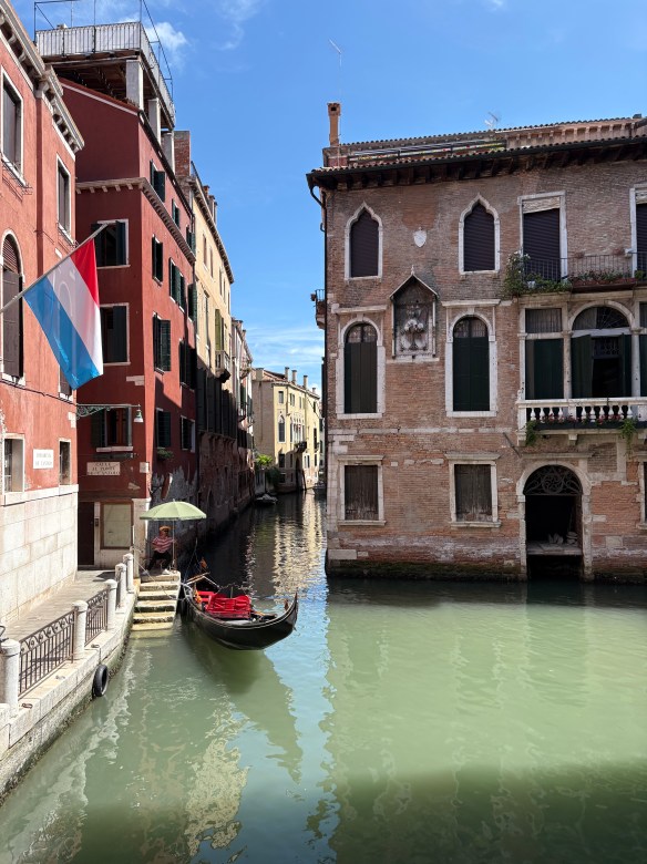 Ca' Soranzo ed il foro del diavolo con gondola