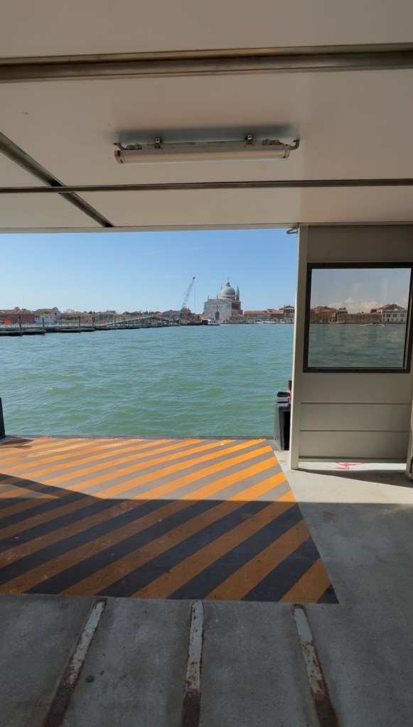 il ponte votivo 2025 e la chiesa del redentore da una fermata actv