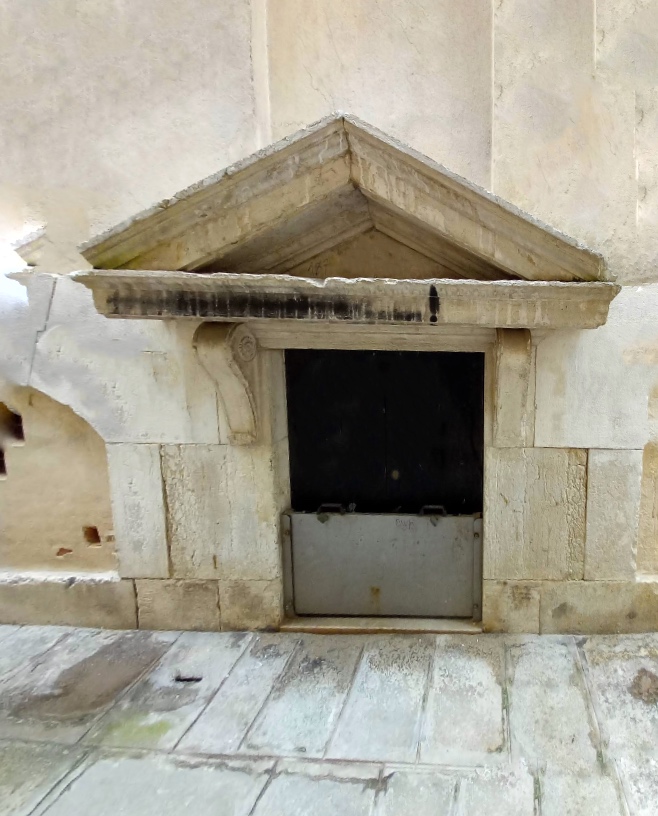 la porta segreta sul retro della chiesa della Maddalena