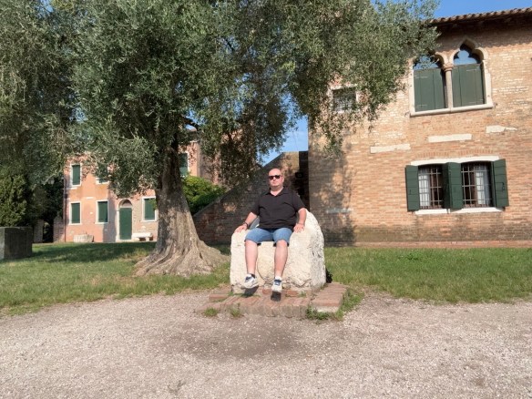 Edoardo L’autore, visibile come mai, sul trono di Attila tra leggende e dicerie, 
in attesa di una fortuna che, di fatto, vive solo nei miti.