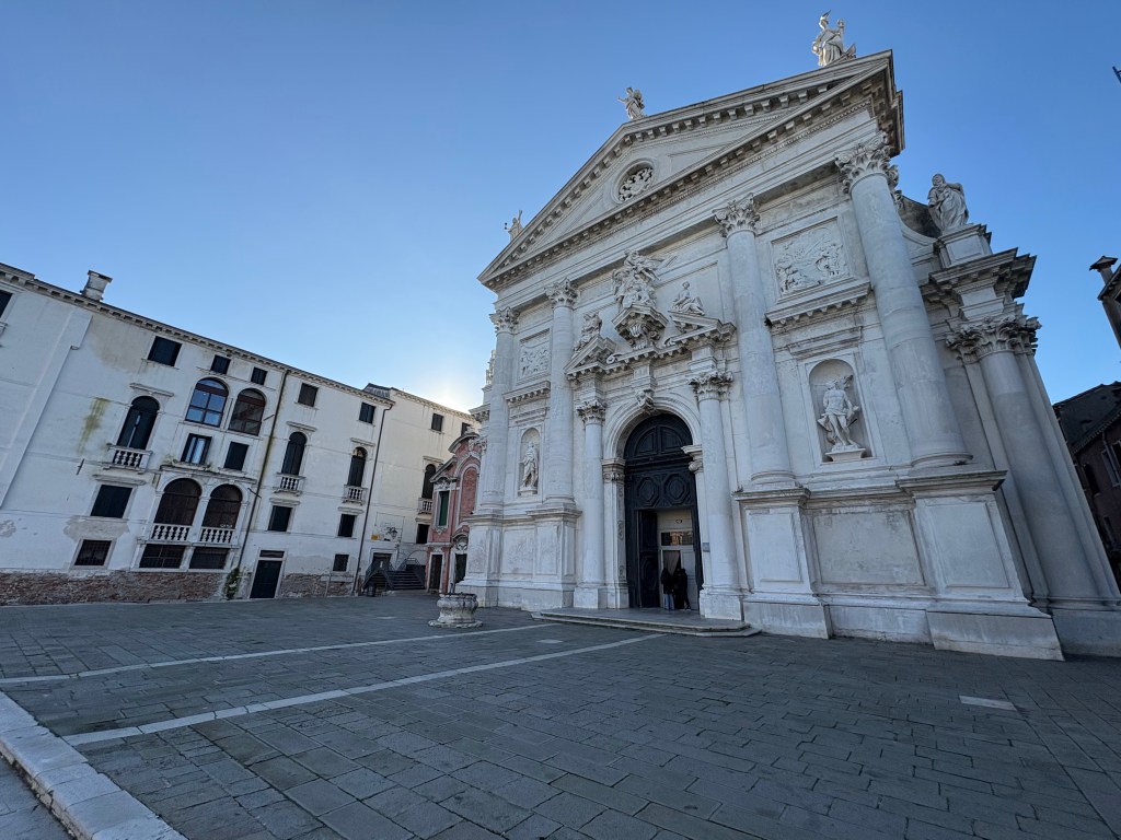 la facciata della chiesa di San Stae vista da un angolo della piazzetta