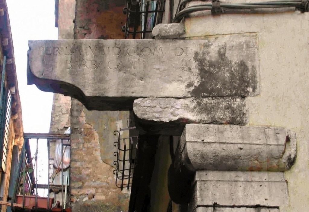 Metro ufficiale: il "barbacane campione" in pietra d'Istria in Calle della Madonna (Rialto, geoloc. 45.4380905, 12.334756), con iscrizione "PER LA IVRIDICIOM DI BARBACANI" (per la giurisdizione/misurazione dei barbacani). Se sporgevi di più → multe o demolizione. Ancora visibile oggi!